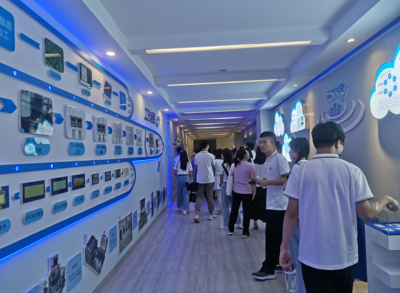 望城經開區搭建校企合作新橋梁 組織湖南大學實習生深入企業一線學習軟件開發與信息技術咨詢服務